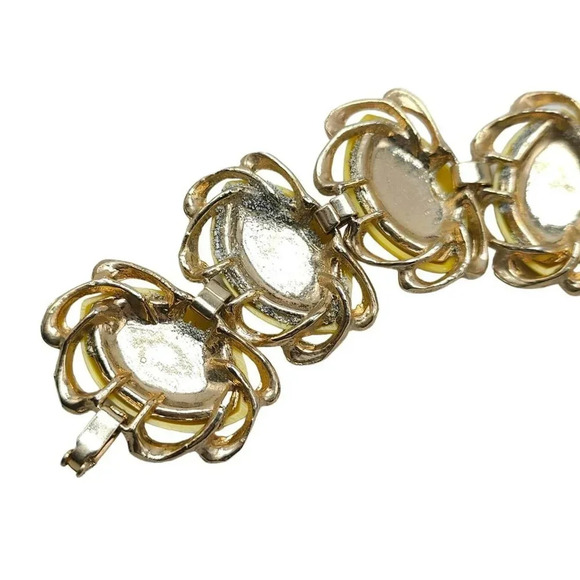 Yellow Lucite Thermoset Flower Bangle Bracelet Fold-Over Clasp Gold Tone Vintage - Picture 6 of 8